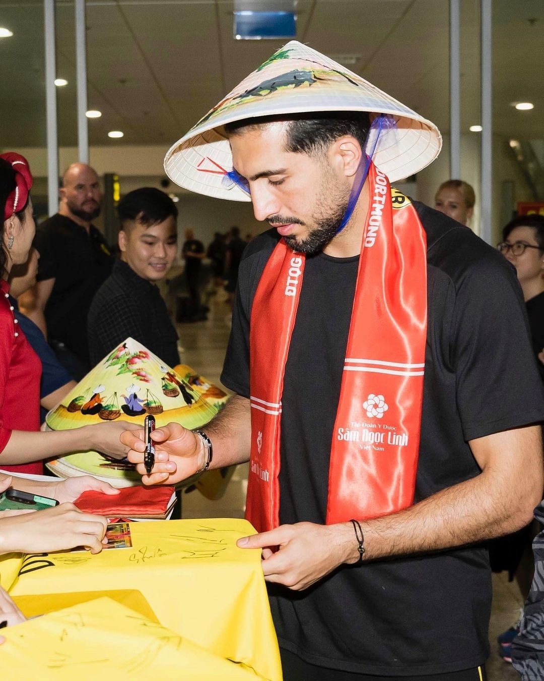 Các cầu thủ được chào đón nồng nhiệt tại sân bay. Ảnh: @bvb09