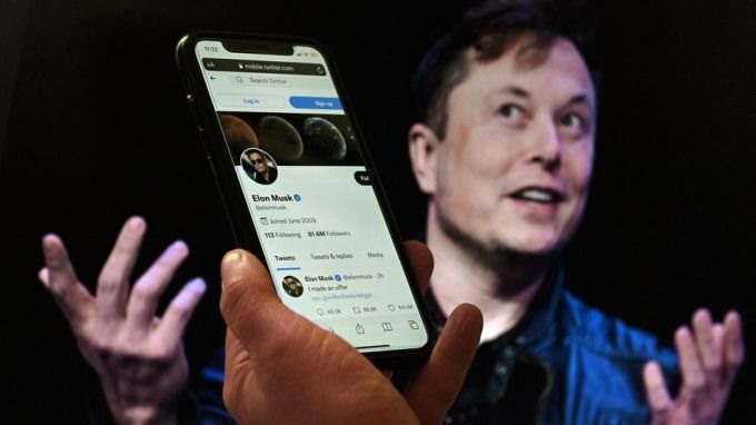 Kể từ khi Elon Musk tiếp quản Twitter, công ty đã sa thải một nửa lực lượng lao động. Ảnh: AFP