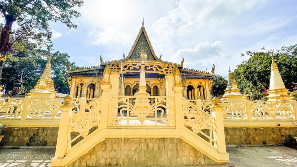 Chùa Âng, gọi theo ngôn ngữ Paly là Wat Angkor Raig Borei, tọa lạc tại Phường 8, thành phố Trà Vinh.
