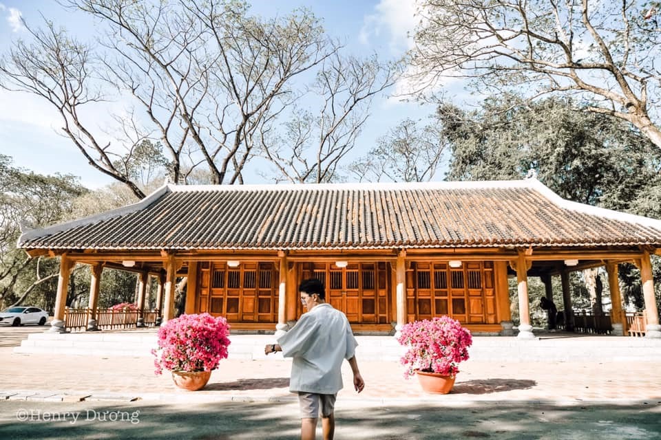 Đền thờ Bác Hồ  Ngôi đền tọa lạc tại ấp Vĩnh Hội, xã Long Đức, thành phố Trà Vinh, cách trung tâm tỉnh lỵ Trà Vinh hơn 4 km về phía Bắc.