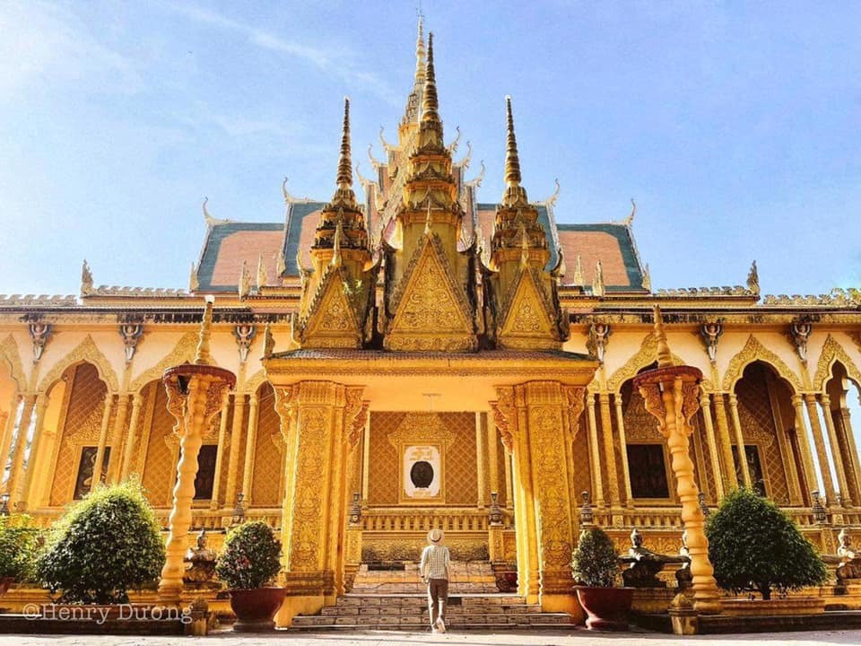 Chùa Vàm Ray tọa lạc tại xã Hàm Tân, huyện Trà Cú, cách thành phố Trà Vinh khoảng 35km. Chùa Mang trong mình phong cách kiến trúc Angkor, kiến trúc đặc trưng của người Campuchia.  Chùa Vàm Rây được công nhận là ngôi chùa Khmer lớn nhất Việt Nam.
