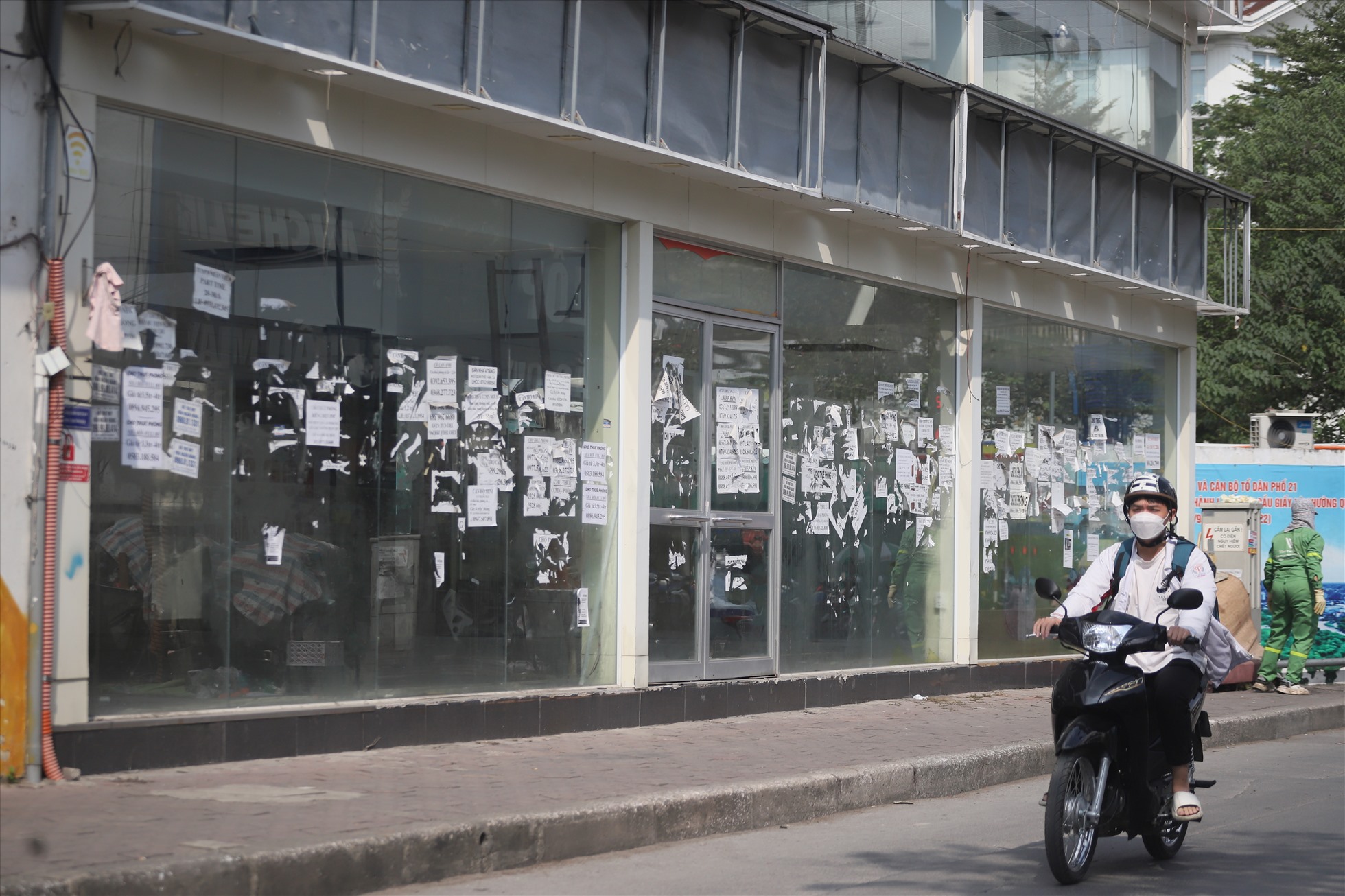 Từ nhiều năm nay, tờ rơi, quảng cáo dán lem nhem khắp đường phố đã trở thành một vấn nạn của Thủ đô Hà Nội.