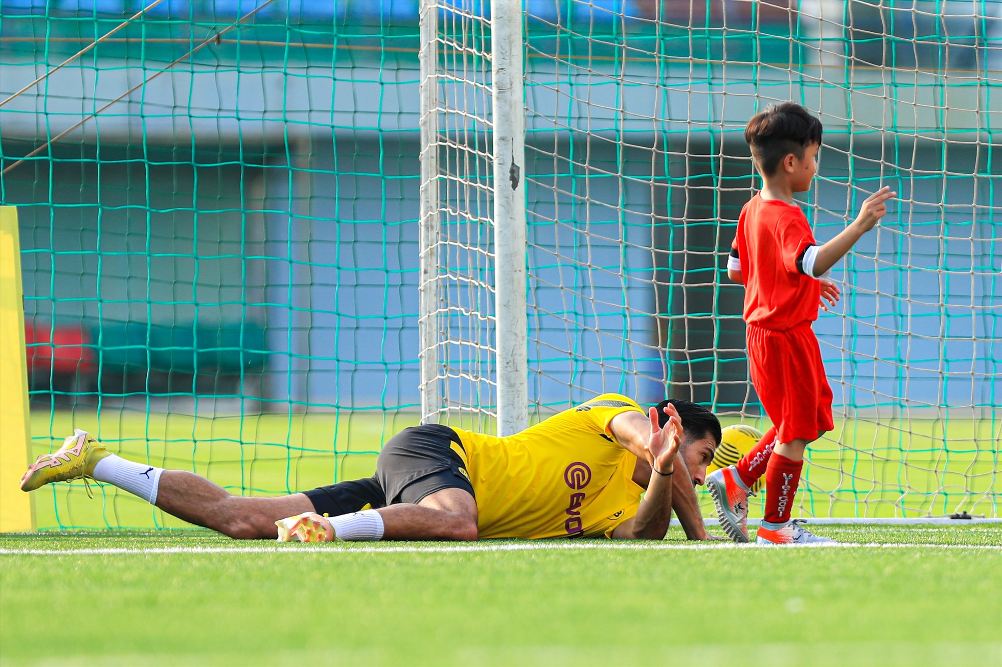Trận đấu chỉ kéo dài khoảng 10 phút kết thúc với tỉ số 4-0 nghiêng về các cầu thủ nhí Việt Nam.