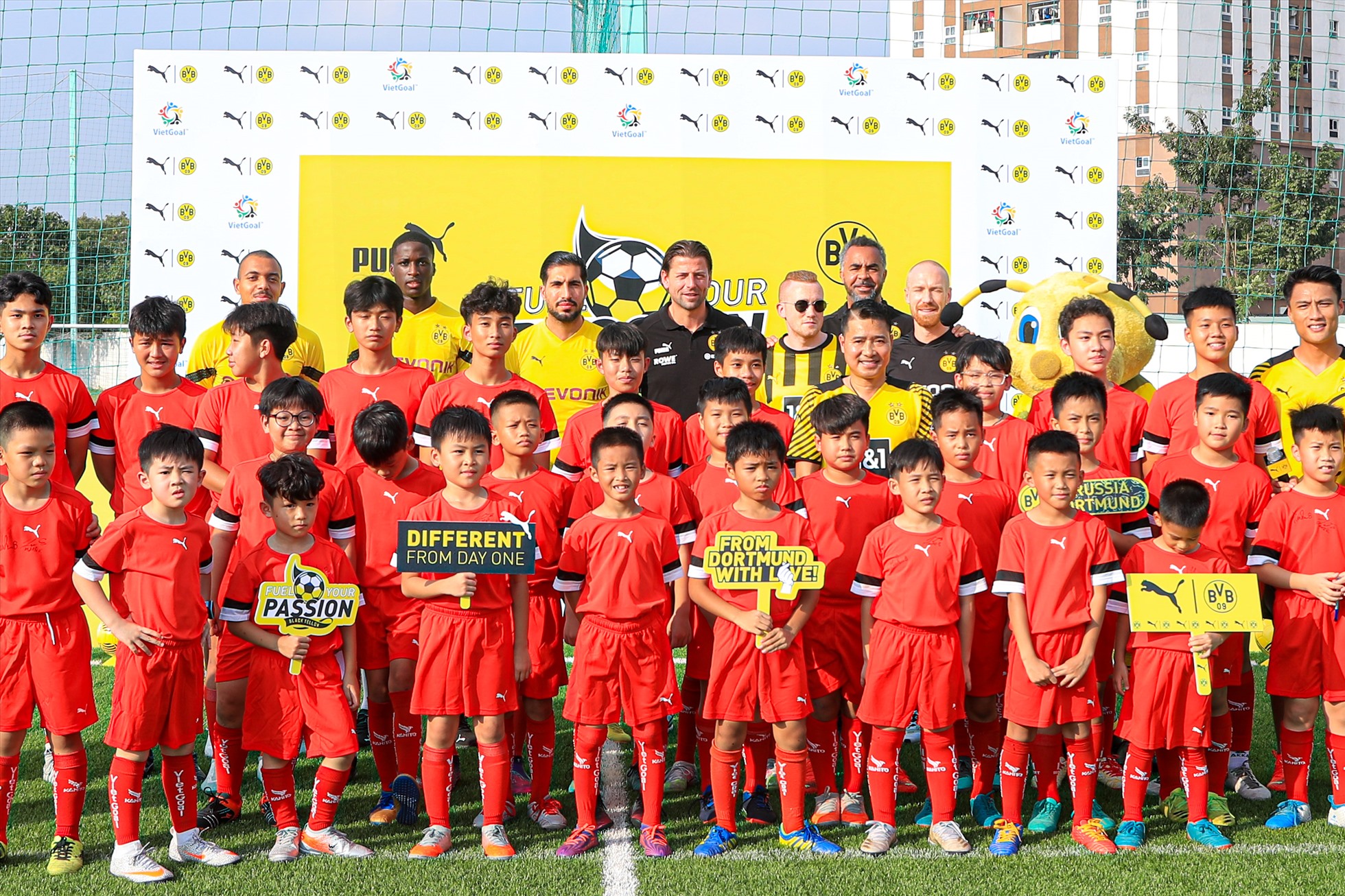 Chiều nay (29.11), các cầu thủ câu lạc bộ Borussia Dortmund là Emre Can, Coulibaly, Malen và huyền thoại Nguyễn Hồng Sơn, cầu thủ Mạc Hồng Quân đã có buổi giao lưu cùng các cầu thủ nhí Việt Nam tại sân Liên đoàn bóng đá Việt Nam.