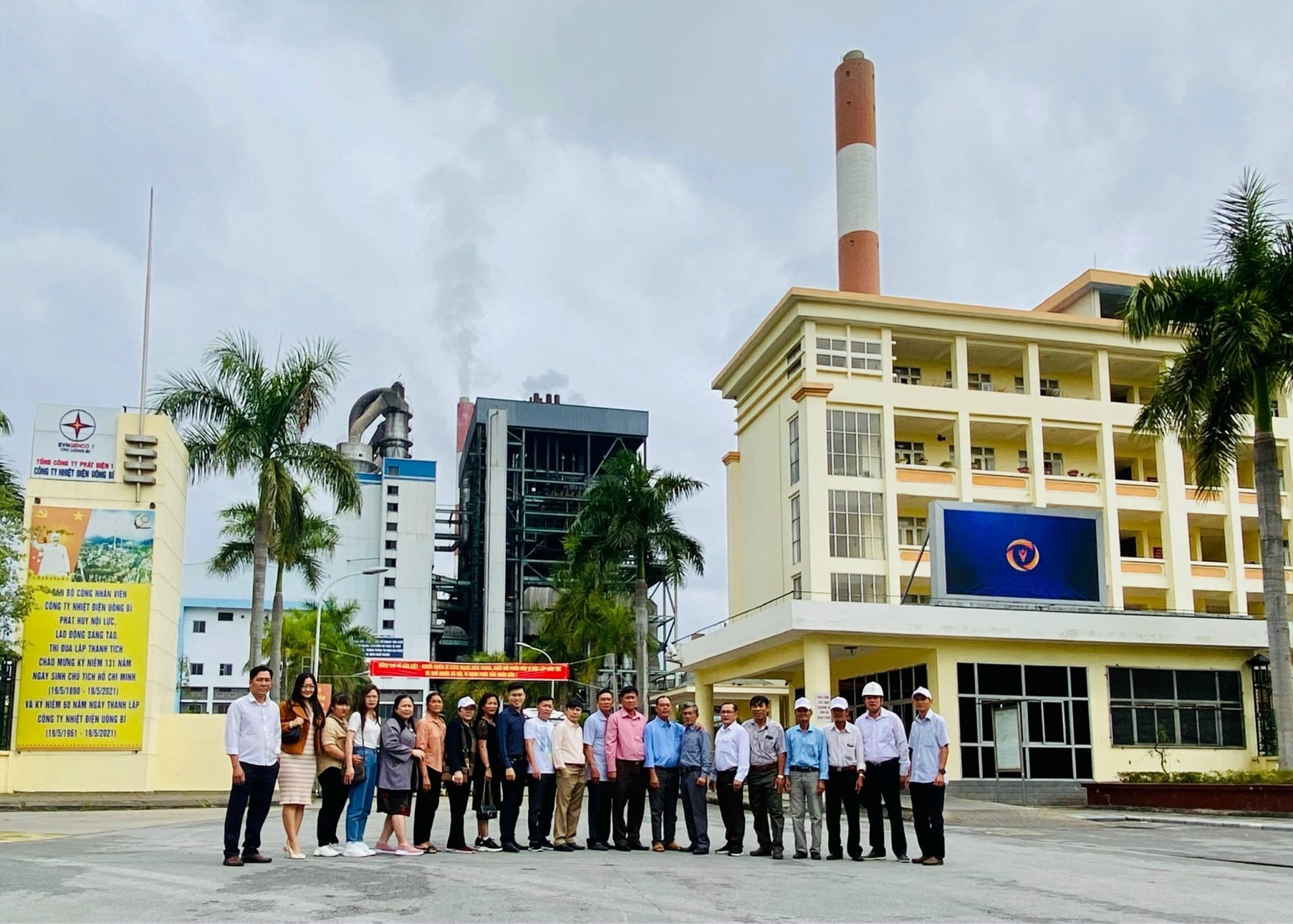 Đoàn công tác chụp hình lưu niệm tại Công ty Nhiệt điện Uông Bí.
