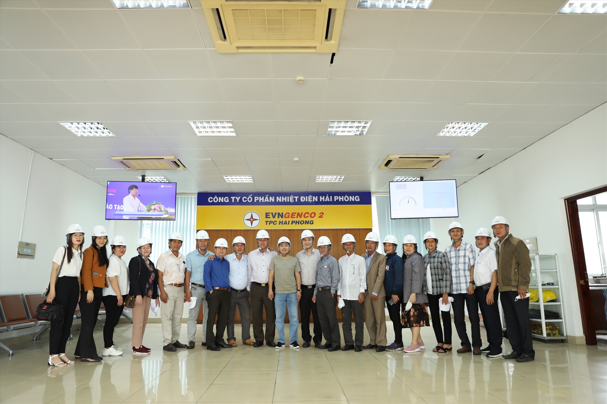 Đoàn công tác chụp hình lưu niệm tại Công ty CP Nhiệt điện Hải Phòng. Ảnh Vĩnh Tân