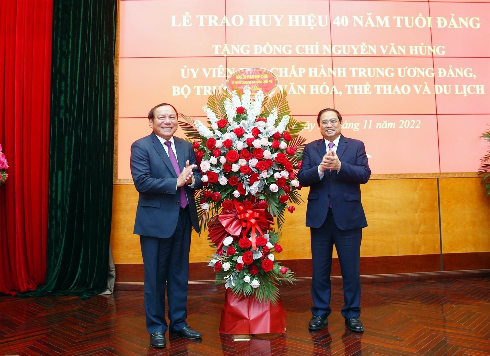 Thủ tướng Phạm Minh Chính đã tặng hoa chúc mừng Bộ trưởng Bộ Văn hóa, Thể thao và Du lịch Nguyễn Văn Hùng. Ảnh: Phương Hoa