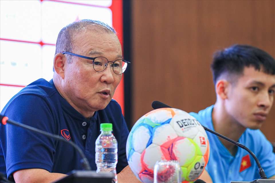 Huấn luyện viên Park Hang-seo muốn tạo điều kiện cho cầu thủ trẻ thi đấu trong trận giao hữu với Dortmund. Ảnh: Minh Dân
