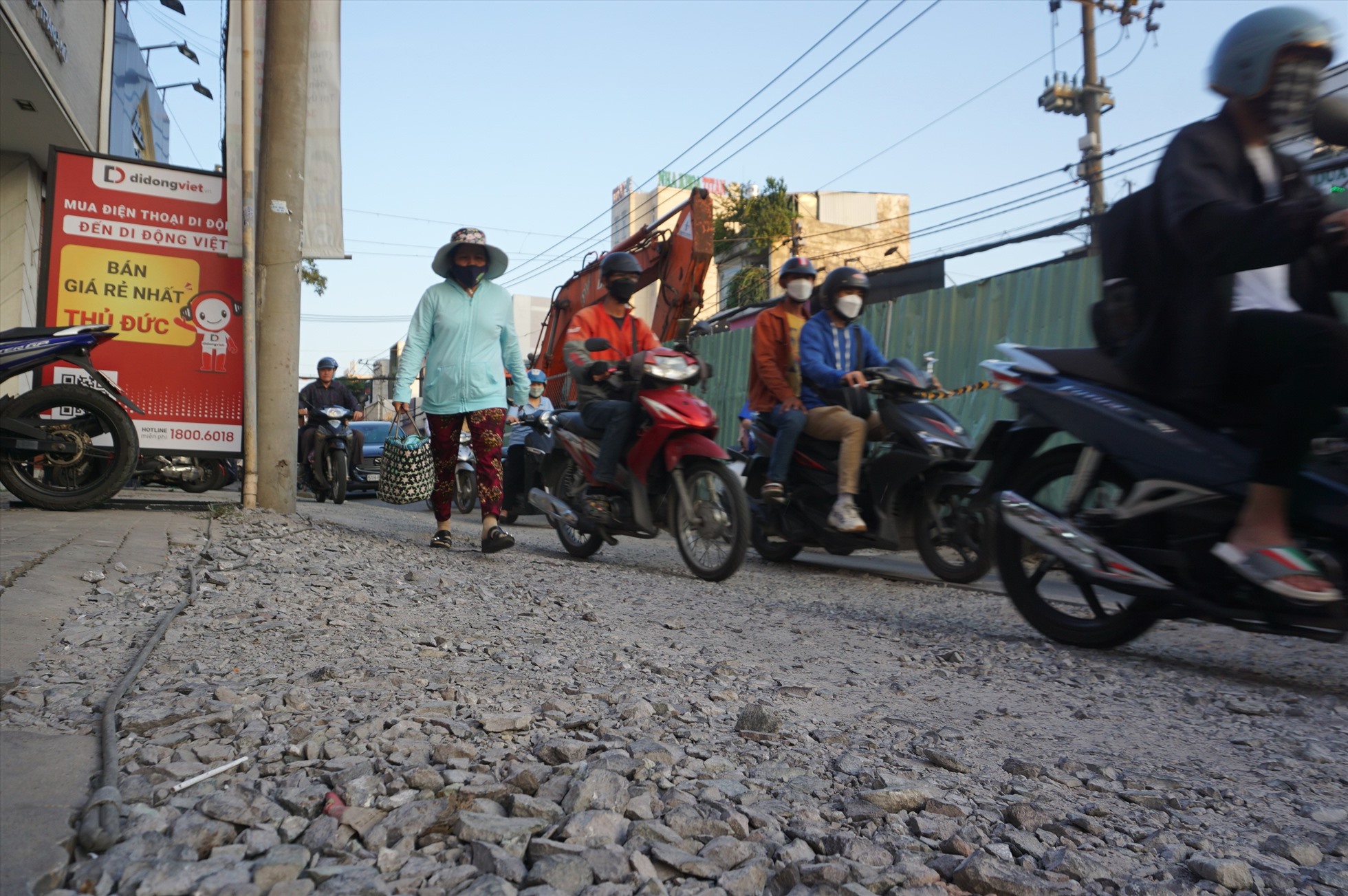 Các xe máy, ôtô phải lấn lên lề để chạy khiến cho tuyến đường Võ Văn Ngân bị hư hỏng trầm trọng, nhiều đoạn chỉ toàn là đá dăm nhấp nhô.