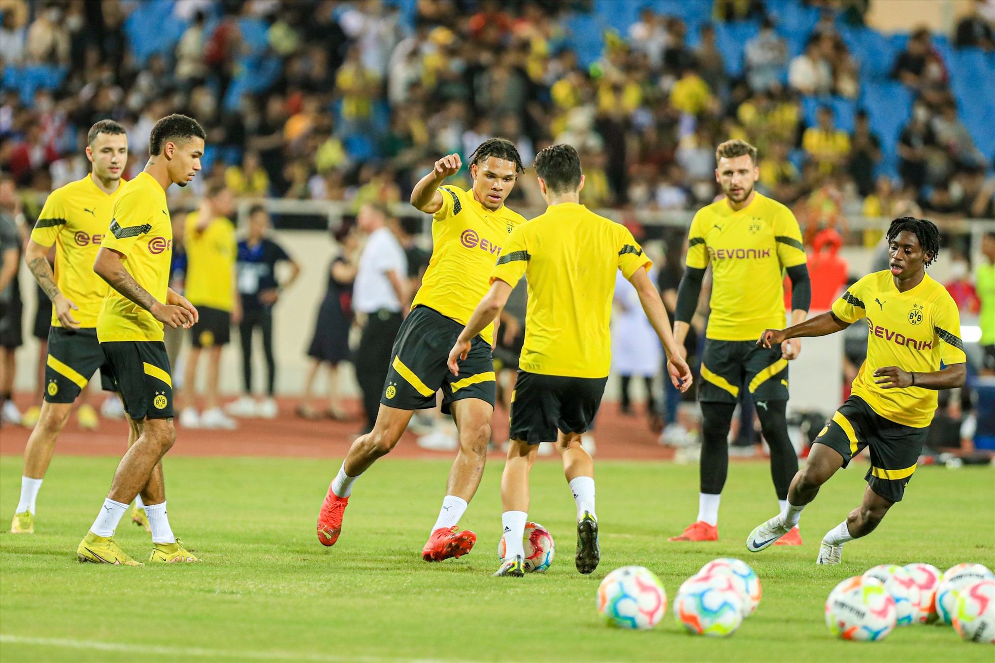 Sau phần khởi động, các cầu thủ Borussia Dortmund chia làm 3 nhóm đá ma, làm quen với bóng.