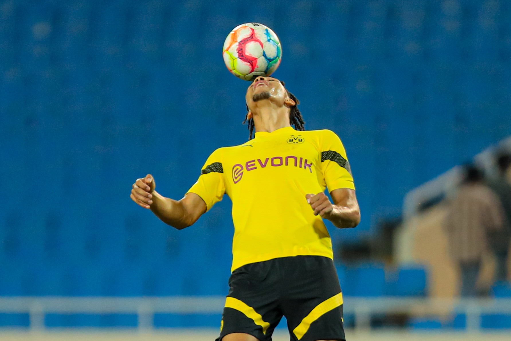 Các cầu thủ Borussia Dortmund phô diễn kỹ thuật.