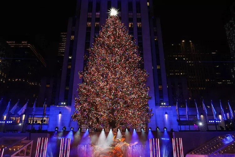 Cây thông Noel New York - Chiêm ngưỡng cây thông Noel lớn nhất ở New York, cao tới hàng trăm mét và trang trí đầy màu sắc. Hình ảnh này sẽ khiến bạn đầy tràn niềm tự hào với thành phố này.