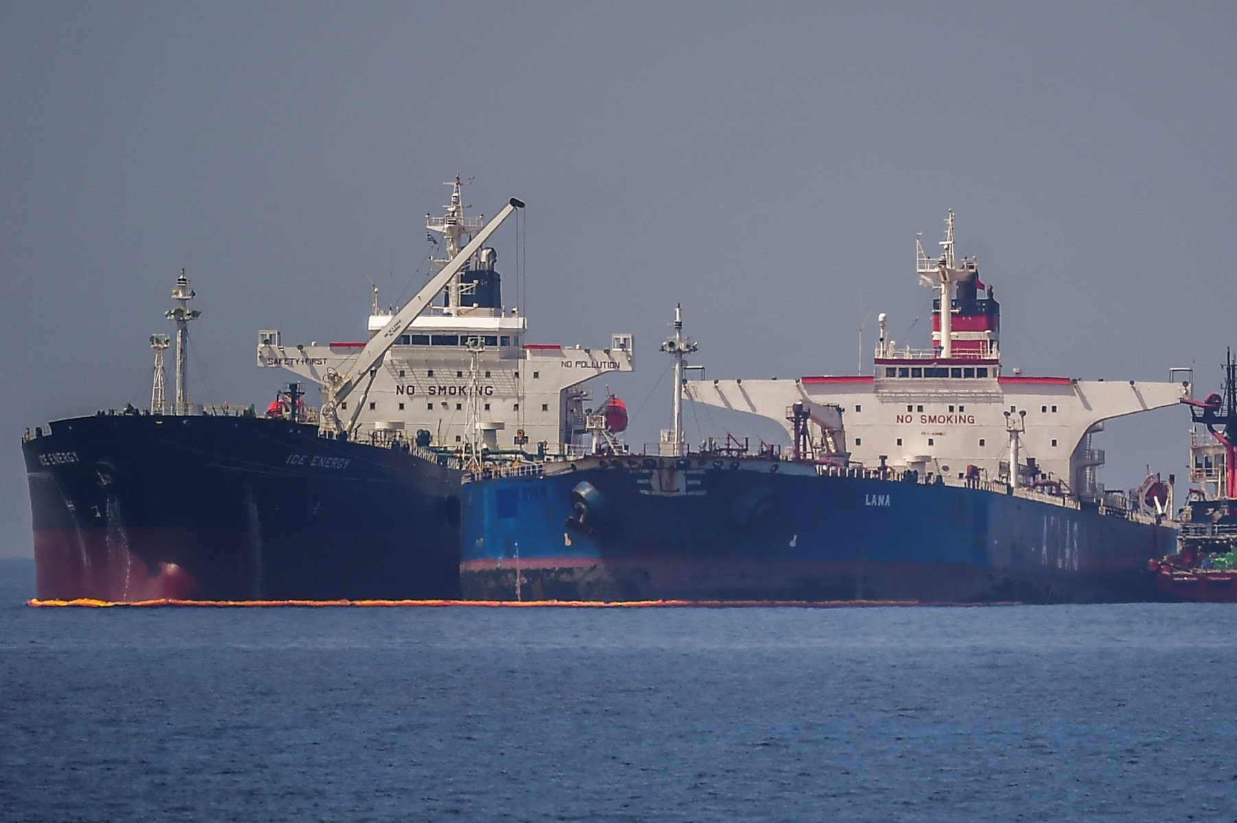 Tàu chở dầu mang cờ Liberia Ice Energy (trái) chuyển dầu thô từ tàu chở dầu mang cờ Nga Lana (phải) ở ngoài khơi bờ biển Karystos, trên đảo Evia, Hy Lạp, ngày 29.5.2022. Ảnh: AFP