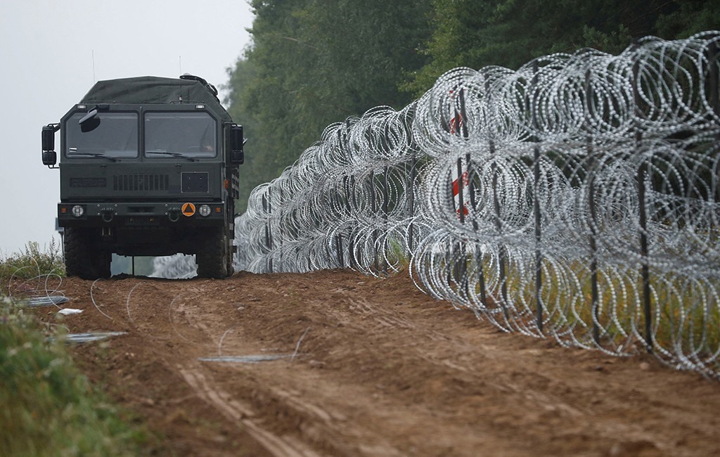 Hàng rào do binh sĩ Ba Lan xây dựng ở biên giới giữa Ba Lan và Belarus gần làng Nomiki, Ba Lan. Ảnh chụp màn hình