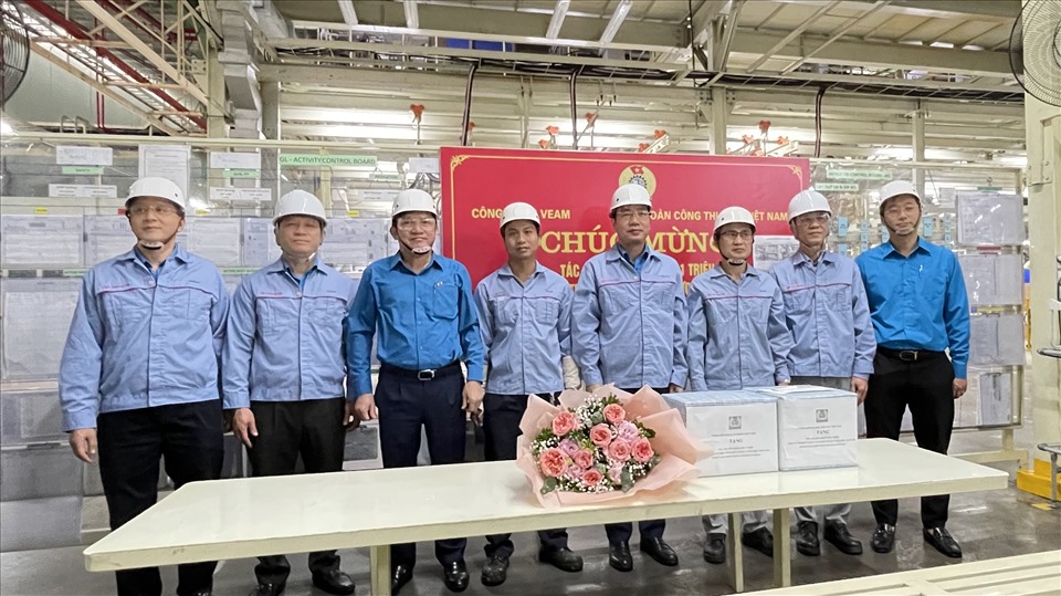 Đại diện Tổng LĐLĐVN và Công đoàn Công Thương Việt Nam xuống nhà máy động viên người lao động có sáng kiến tham gia Chương trình 1 triệu sáng kiến. Ảnh: Hà Anh