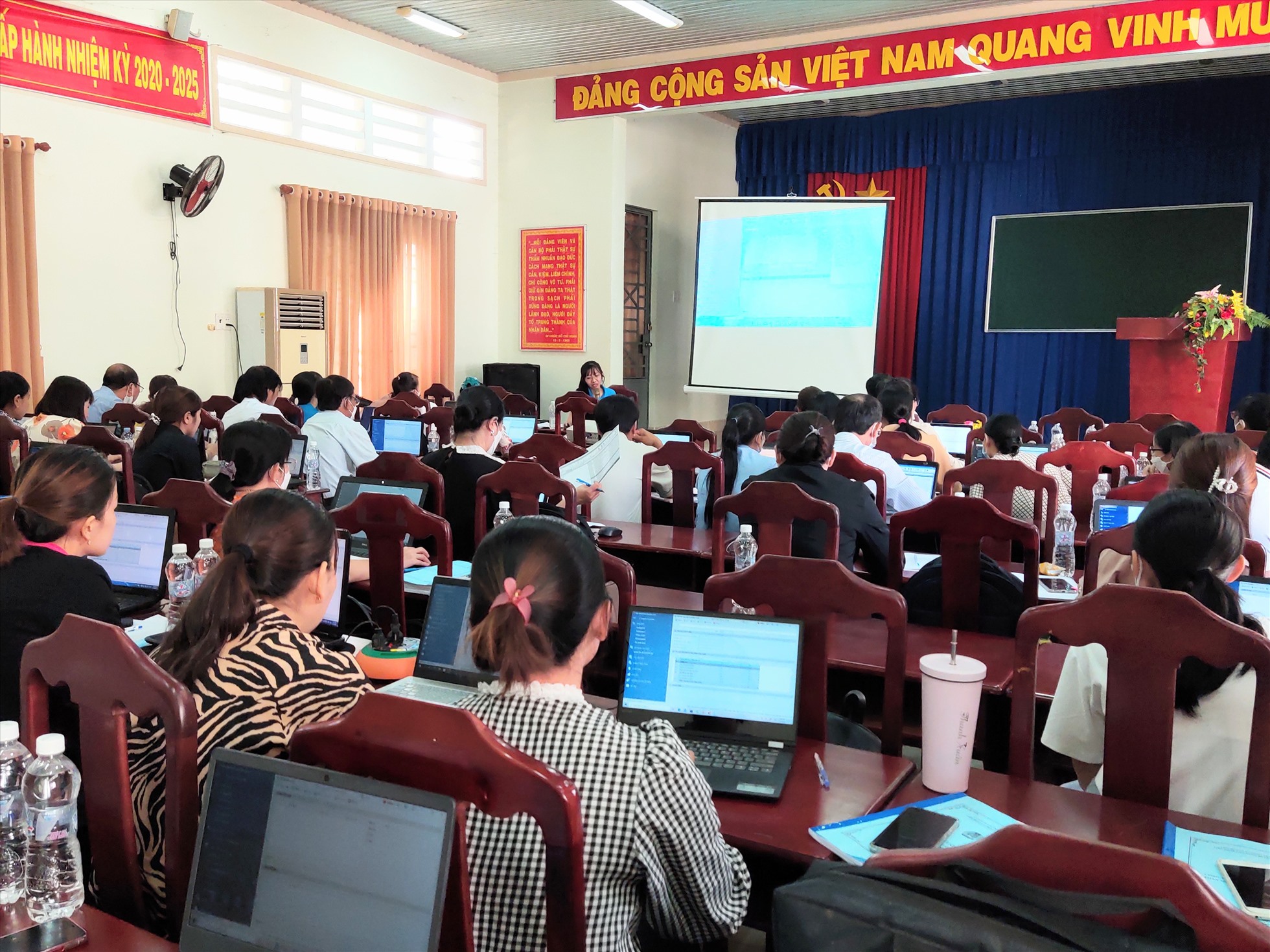 Các học viên tham gia lớp tập huấn phần mềm kế toán công đoàn cơ sở.