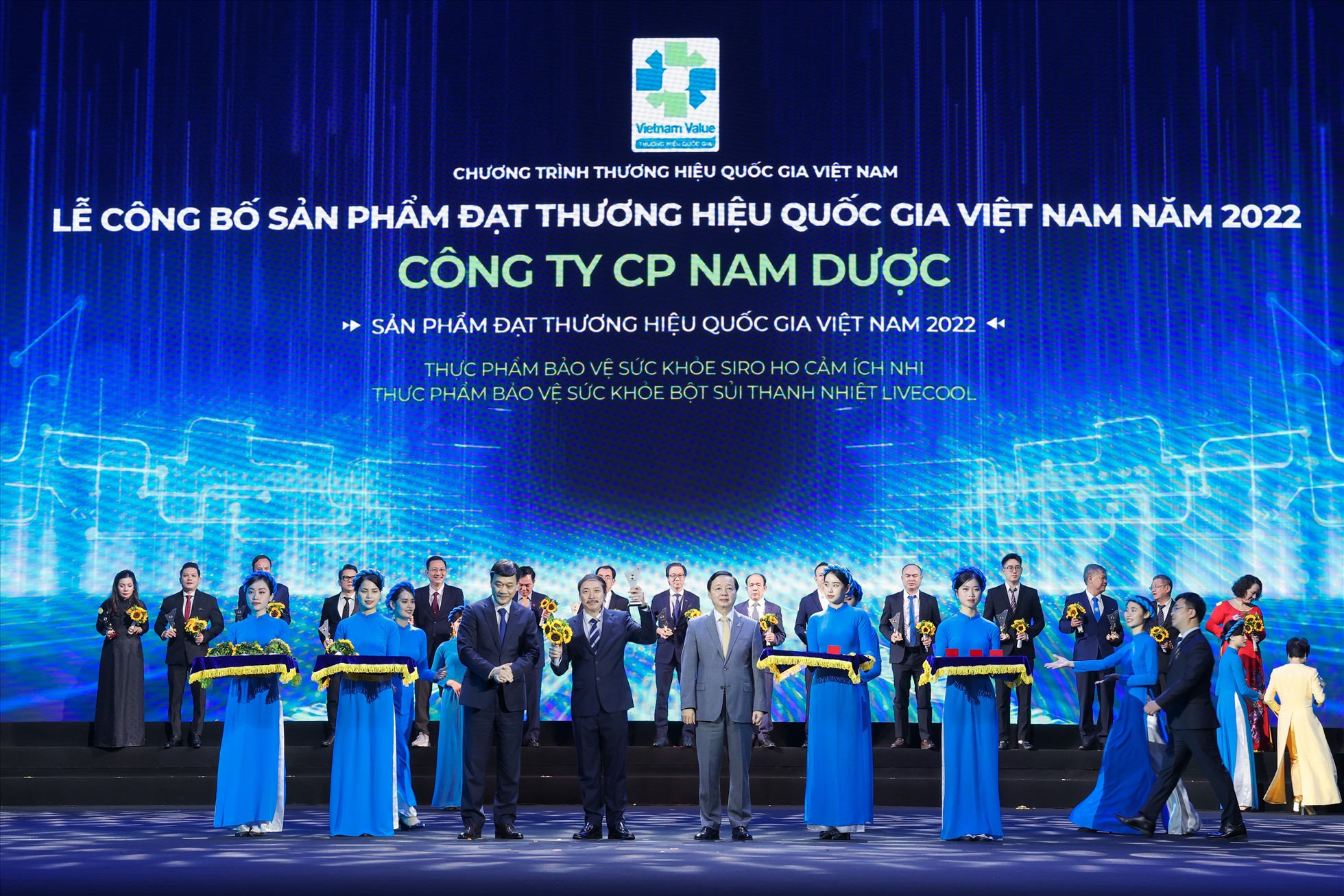 Ông Hoàng Minh Châu - Tổng Giám đốc Công ty Cổ phần Nam Dược đại diện công ty nhận chứng nhận