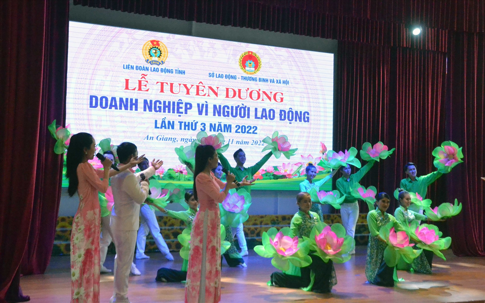 Văn nghệ chào mừng trước khi vào chương trình chính của buổi lễ tuyên dương Doanh nghiệp vì người lao động tỉnh An Giang lần thứ 3/2022. Ảnh: LĐ