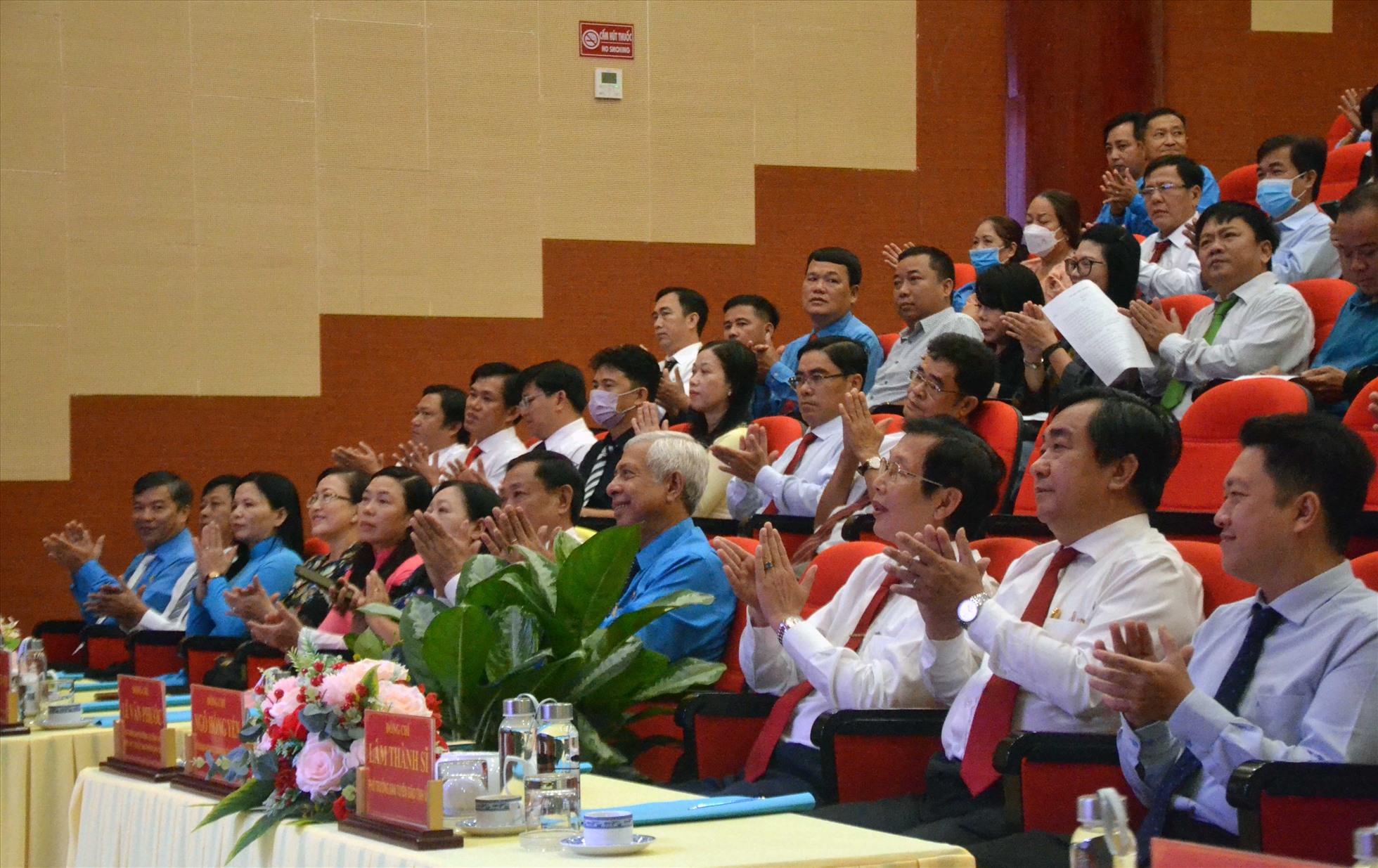 Buổi lễ tuyên dương doanh nghiệp vì người lao động tỉnh An Giang lần thứ 3/2022 có sự tham dự của nhiều đồng chí lãnh đạo tỉnh. Ảnh: LĐ
