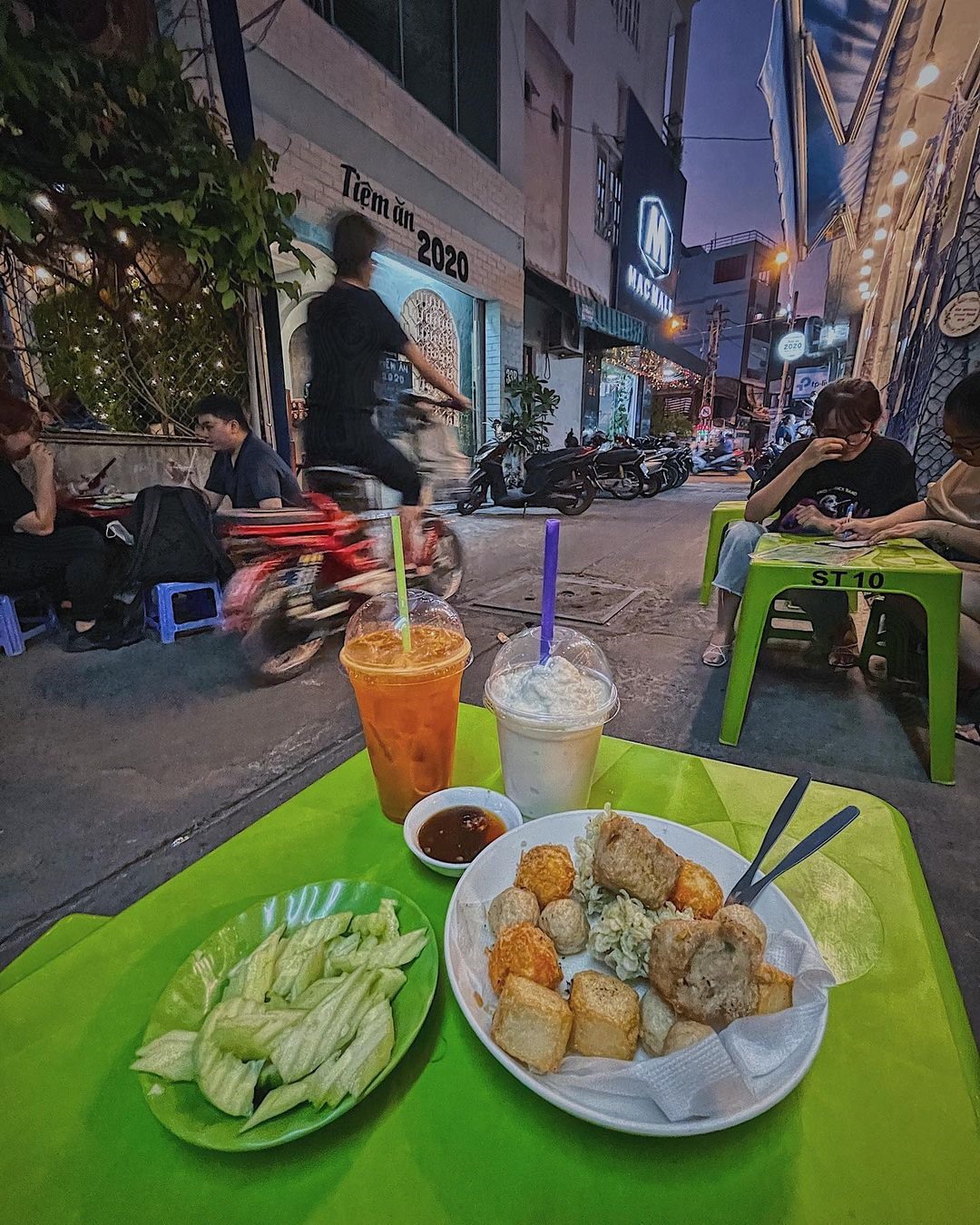 Thưởng thức món ăn đường phố. Ảnh: @nellyfoodtalks