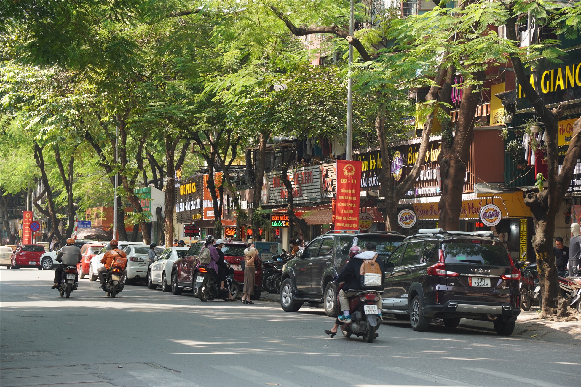 10 xe ôtô xếp thành hàng dài trên phố Tô Hiệu (phường Nghĩa Tân).