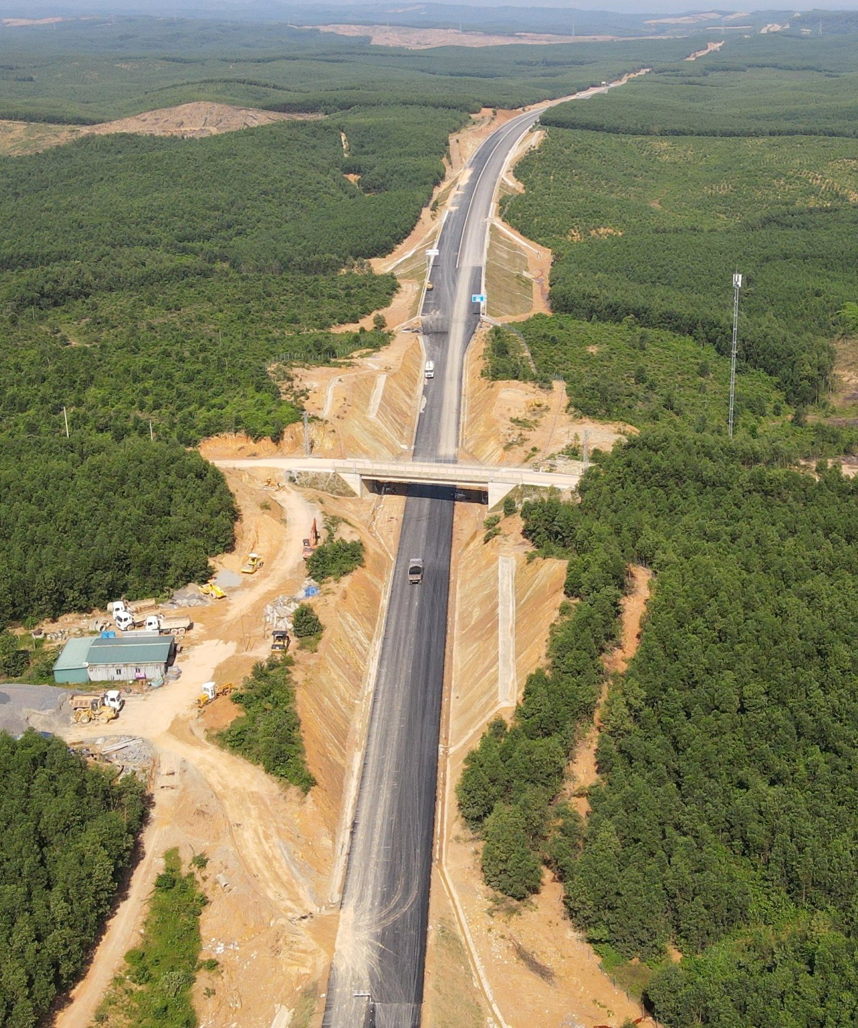 Dự án cao tốc Cam Lộ - La Sơn đoạn qua tỉnh Quảng Trị có chiều dài hơn 37km với tổng mức đầu tư khoảng 1.600 tỉ đồng. Đến thời điểm này, mặt đường bê tông nhựa cơ bản hoàn thành tuyến chính.