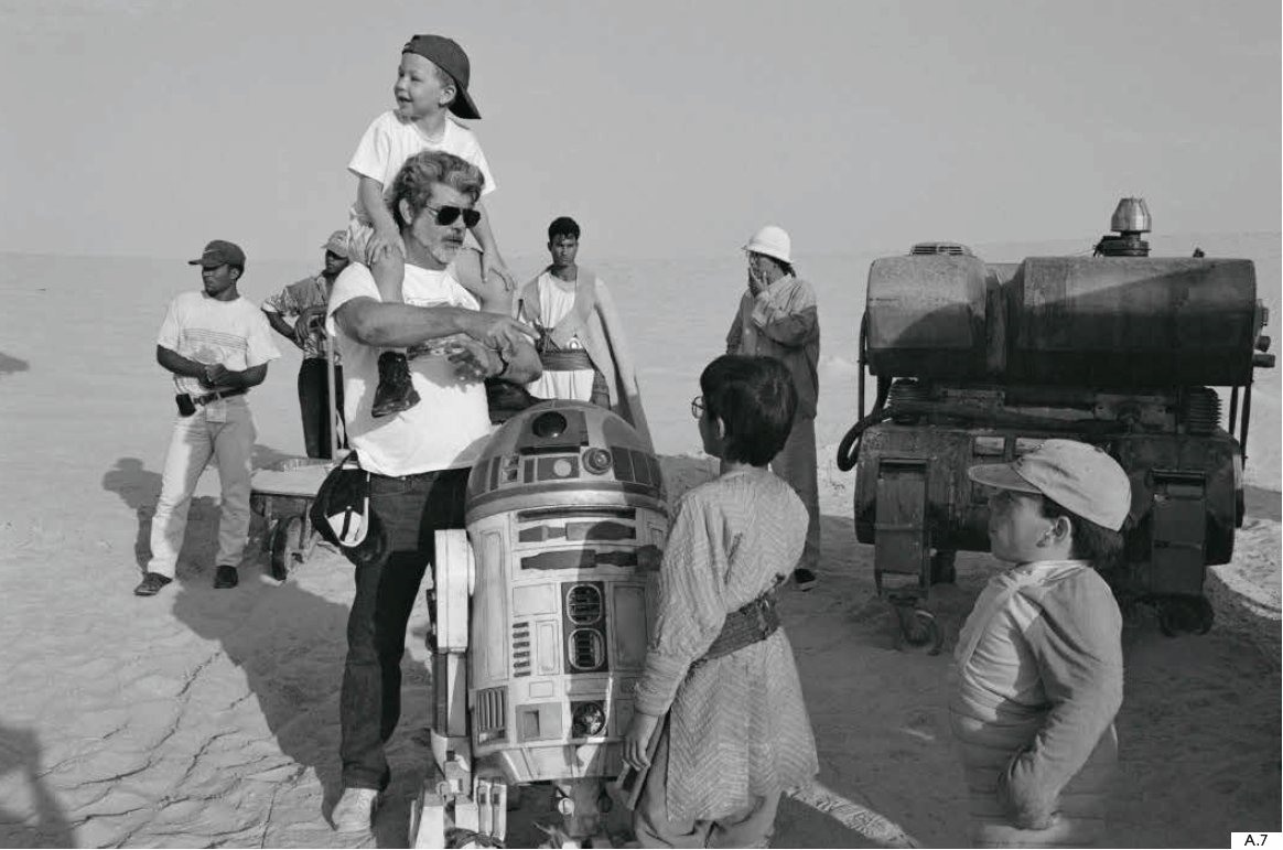 Jett Lucas, một trong bốn con của George Lucas, cùng cha đến phim trường Star Wars: The Phantom Menace. Ảnh: @kershed/Twitter