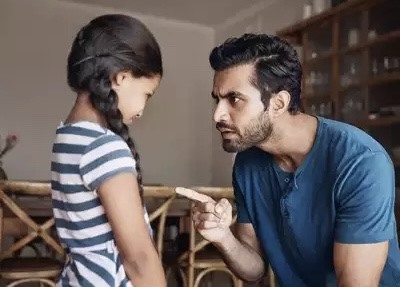 Bố mẹ không nên so sánh trong cách nói chuyện với con cái. Ảnh: Time Of India
