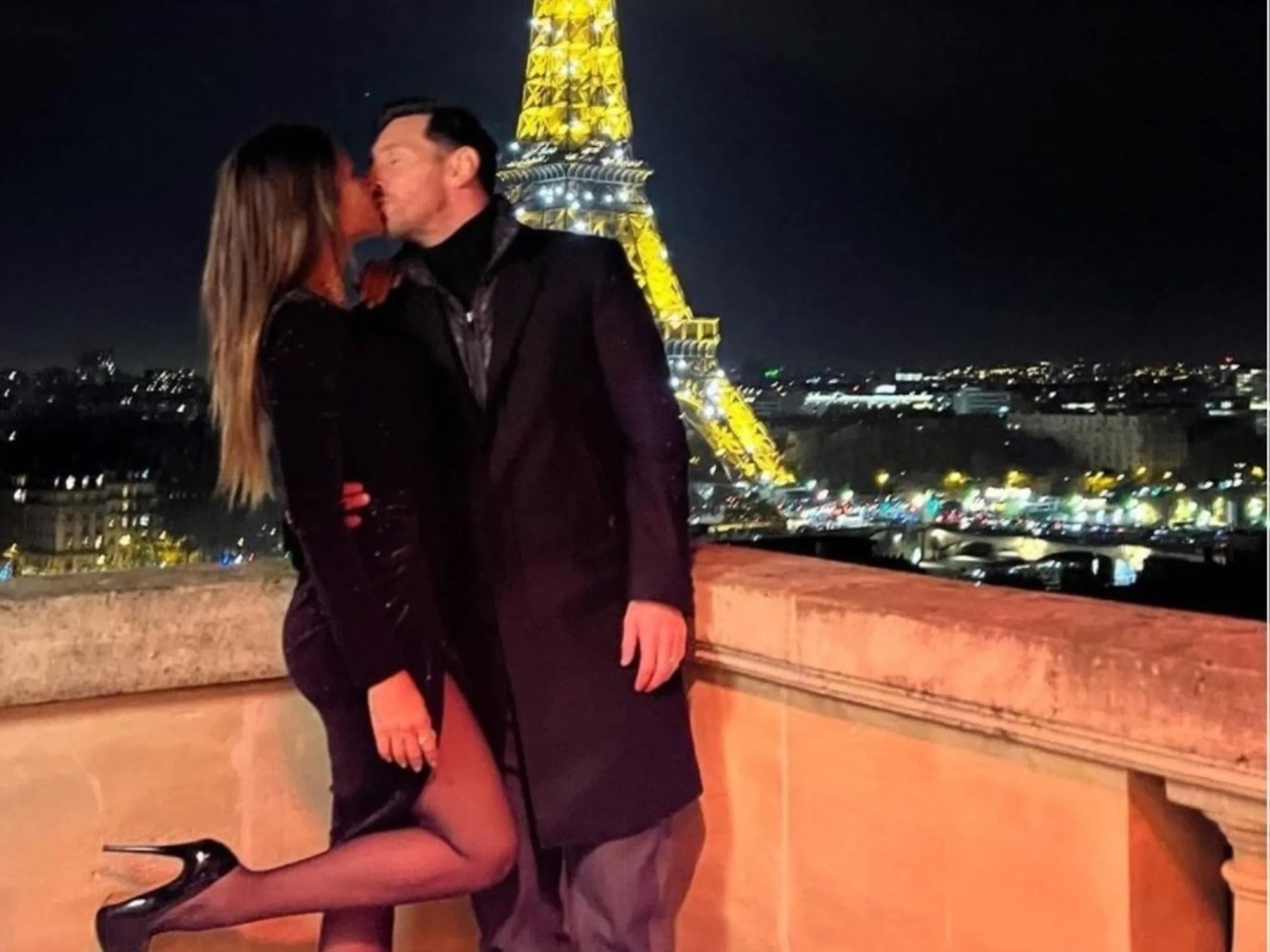 Messi và cô vợ Antonella đang rất hạnh phúc ở Paris. Ảnh: AFP