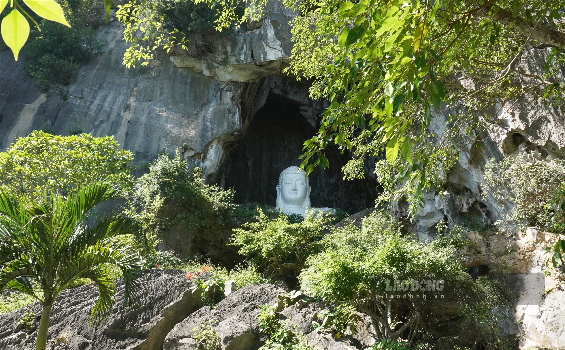 Đặc biệt, ở khu vực chùa Linh Ứng, có một bức tượng phật cỡ lớn nằm trong hang núi, thu hút sự chú ý, khám phá của du khách.