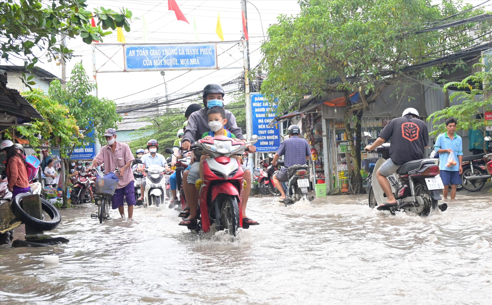 Nội ô TP Cần Thơ thường xuyên ngập lụt nặng do ảnh hưởng triều cường dâng cao. Ảnh: Th.N