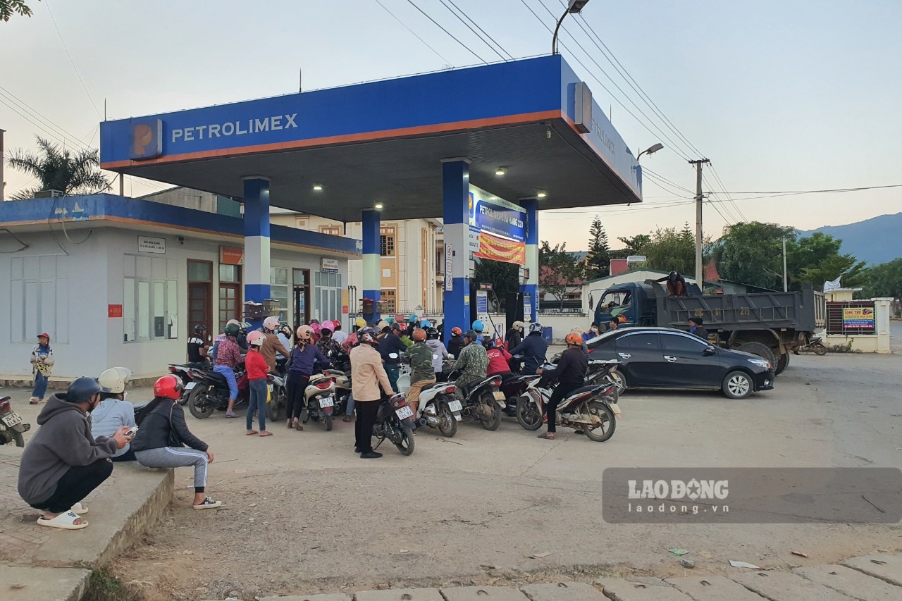 Người dân xếp hàng chờ mua xăng tại cửa hàng xăng dầu Petrolimex số 220 tại xã Sốp Cộp, huyện Sốp Cộp, tỉnh Sơn La.
