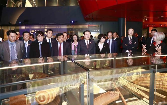 Chủ tịch Quốc hội Vương Đình Huệ và các đại biểu thăm Bảo tàng quốc gia Australia. Ảnh: TTXVN