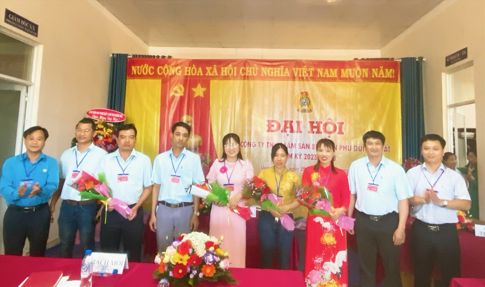 Lãnh đạo Công đoàn KKT Dung Quất và các KCN Quảng Ngãi trao hoa chúc mừng Ban chấp hành Công đoàn khóa mới nhiệm kỳ 2023 -2028. Ảnh: Xuân Quang.