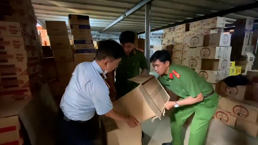 Lực lượng chức năng tỉnh An Giang phát hiện, tạm giữ trên 5.000 hộp nhang muỗi nghi giả mạo thương hiệu nổi tiếng nước ngoài. Ảnh:  VT