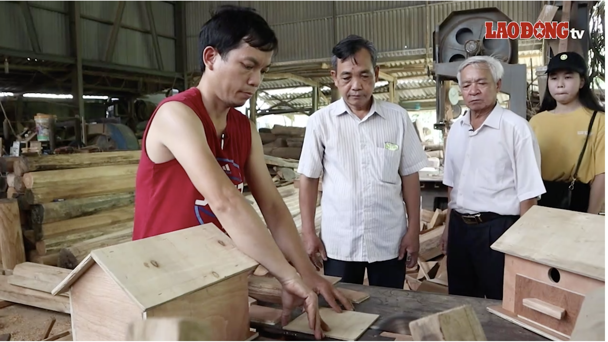 Những ngôi nhà của pin được làm miễn phí từ sự hỗ trợ, chung tay của một gia đình trong thôn.