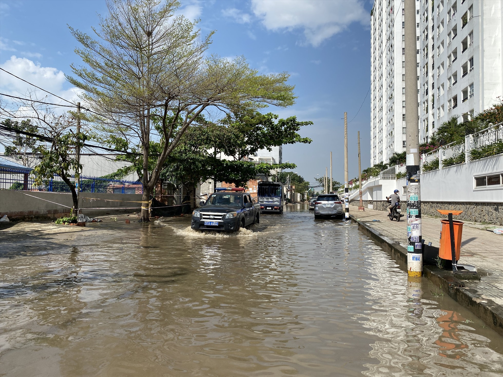 Ghi nhận của Lao Động tại đường số 30 (phường Linh Đông, TP Thủ Đức) trong sáng ngày 30.11, cả đoạn đường này vẫn đang bị ngập nước đến hơn nữa bánh  xe.