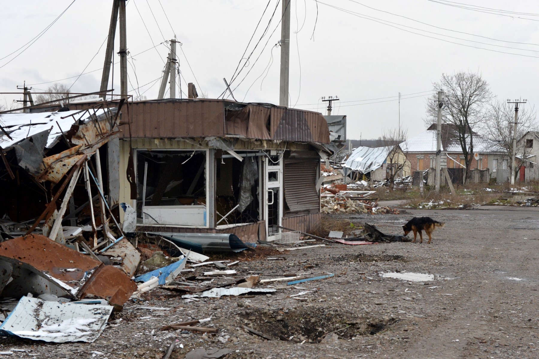 Nhà cửa bị phá hủy ở làng Prudyanka, phía bắc Kharkiv, ngày 25.11.2022. Ảnh: AFP