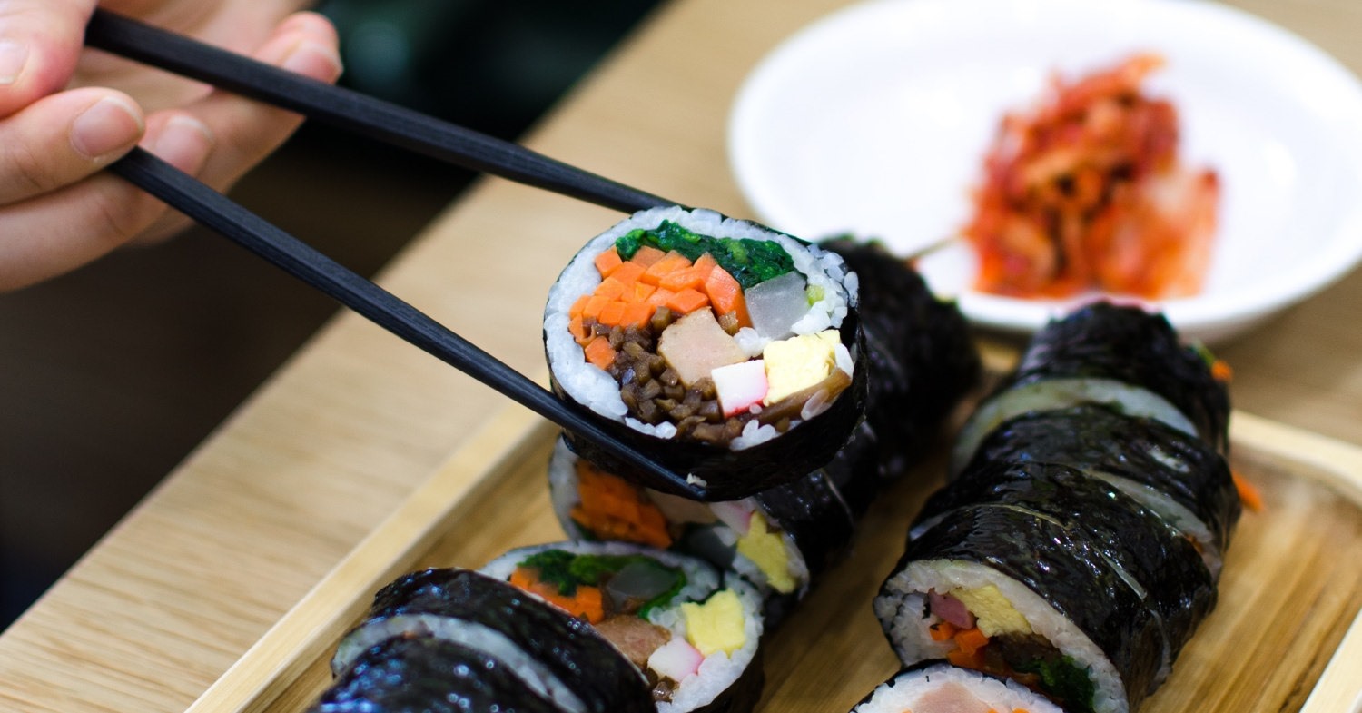 Kimbap là một trong những món ăn phổ biến nhất trong nền ẩm thực Hàn Quốc. Trong đó kim nghĩa là rong biển, bap là cơm.