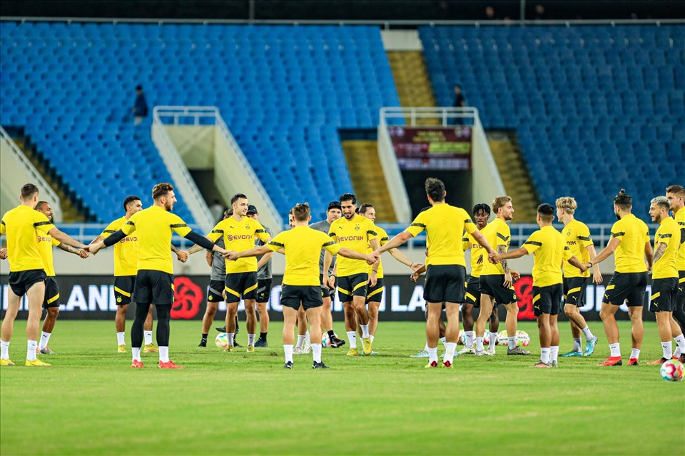 Các cầu thủ Dortmund phấn khích trước trận giao hữu với Việt Nam.  Ảnh: Minh Dân