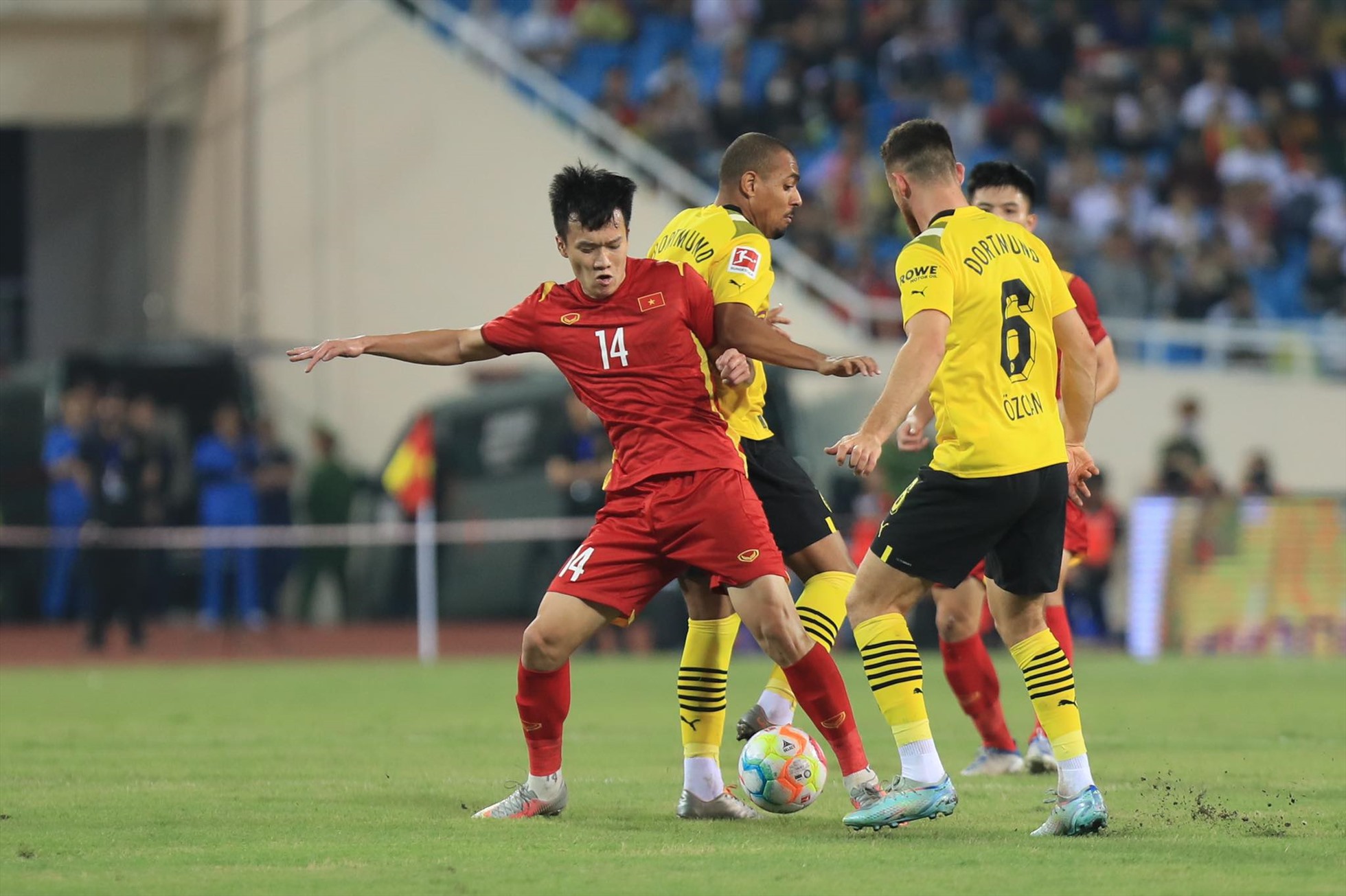 Đội tuyển Việt Nam thi đấu tự tin trước Dortmund.  Ảnh: Minh Dân