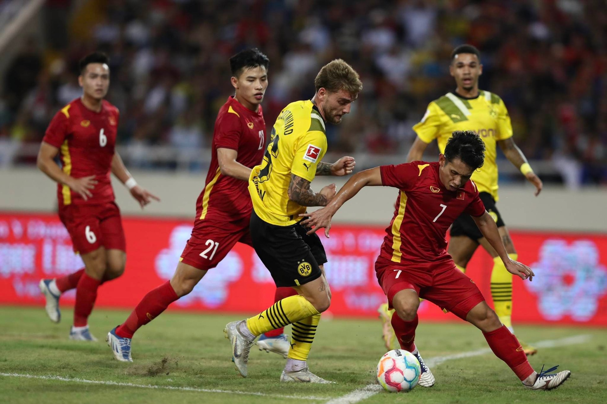 Những cầu thủ tuyển Việt Nam chơi khá tự tin. Ảnh: Minh Dân