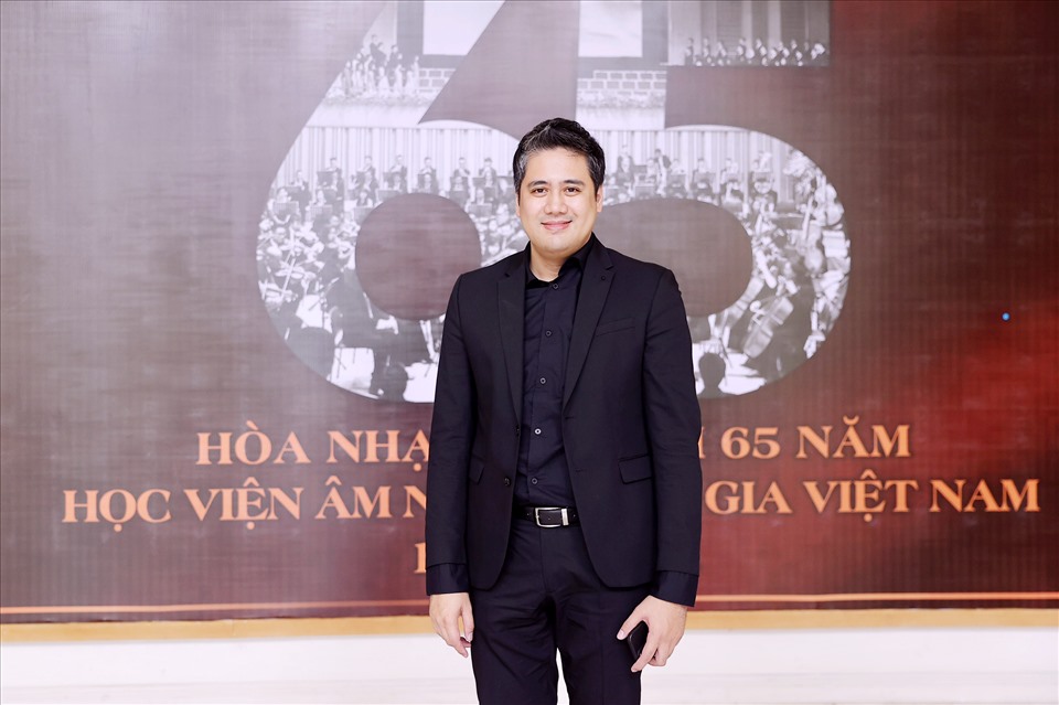 NSƯT Bùi Công Duy - Phó Giám đốc Học viện Âm nhạc quốc gia Việt Nam dành nhiều tâm huyết cho đêm nhạc lần này. Ảnh: VNAMYO