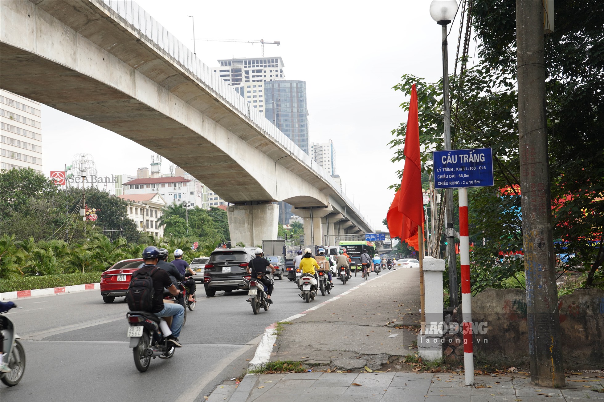 Theo Sở Giao thông Vận tải Hà Nội, đoạn từ Khuất Duy Tiến đến cầu Trắng (Hà Đông), nhà thầu chuẩn bị rào chắn thi công 14 hố ga chiều hướng về ngã tư cầu Trắng, chiều rộng lòng đường còn lại 10 - 12 m.