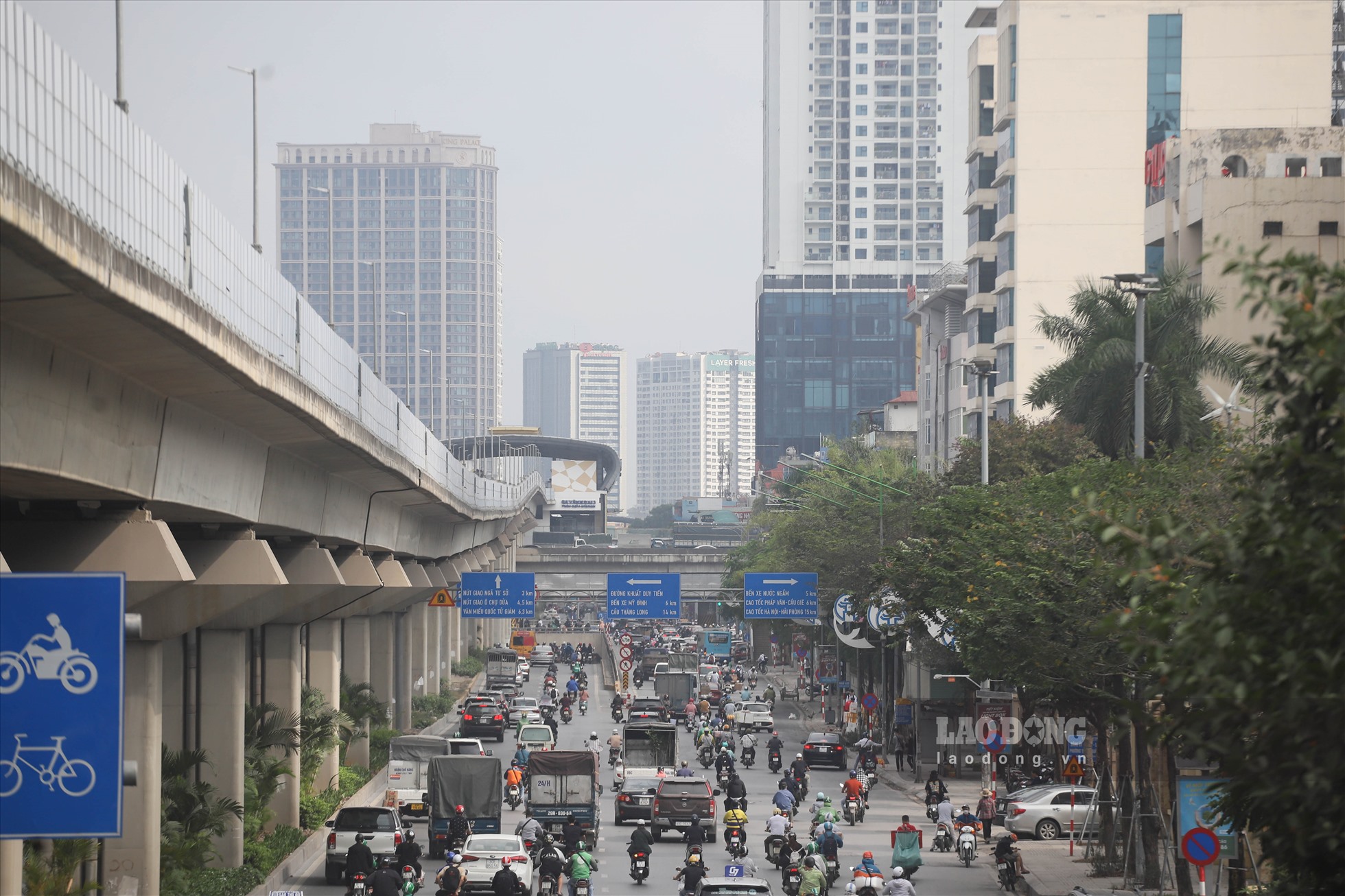 Nhà thầu dự án cũng chuẩn bị thi công 8 hố ga trên đường Nguyễn Trãi (từ ngõ 495 đến đường Nguyễn Xiển), làm thu hẹp lòng đường.