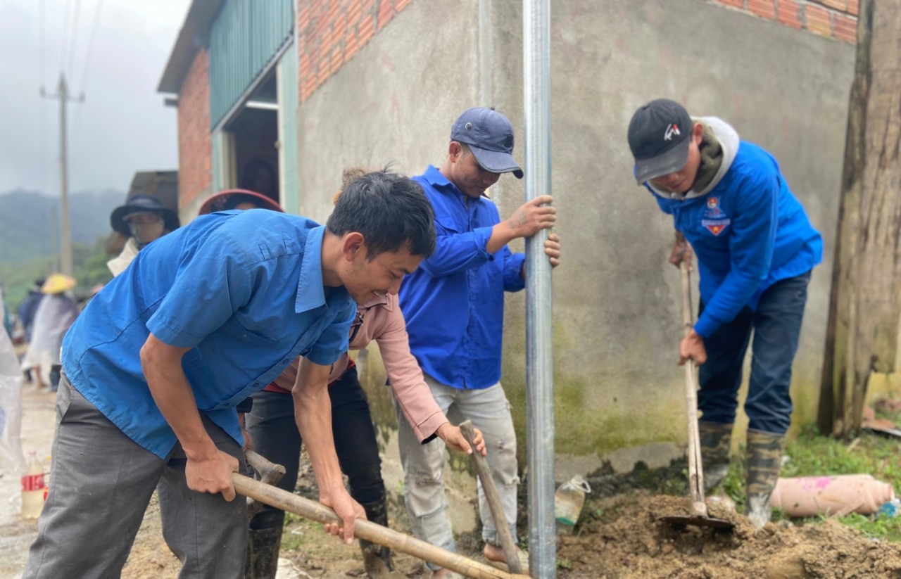 Thanh niên tình nguyện cùng bà con xã Mường Hoong háo hức cùng lắp đặt hệ thống đèn đường bằng năng lượng mặt trời. Nguồn: Sabeco