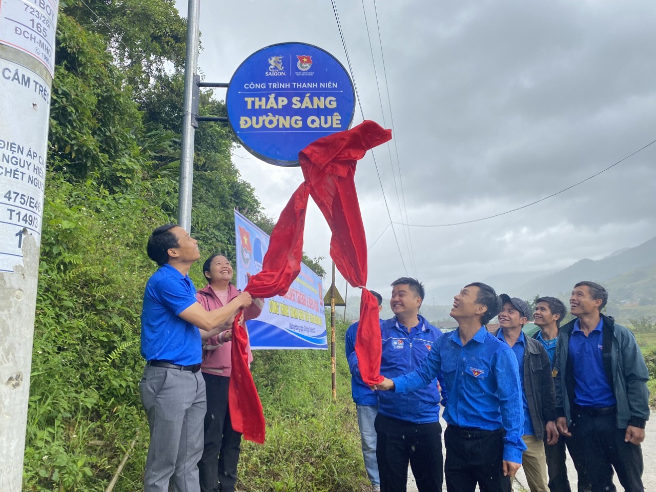 Tuyến đường Thông Làng Mới, huyện Đăk Glei, Kon Tum, chính thức bừng sáng rạng rỡ bởi ánh điện và niềm vui vào cuối tháng 10. Nguồn: Sabeco