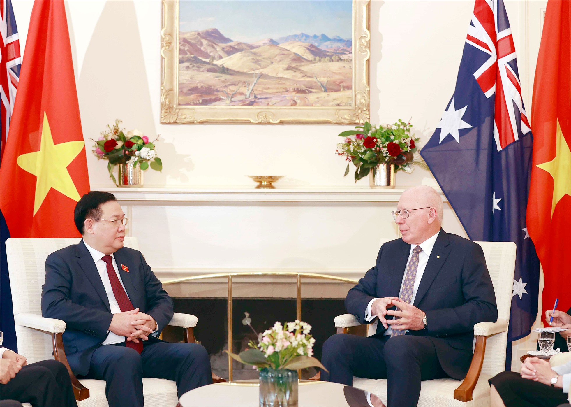 Chủ tịch Quốc hội Vương Đình Huệ chào xã giao Toàn quyền Australia David Hurley. Ảnh: TTXVN