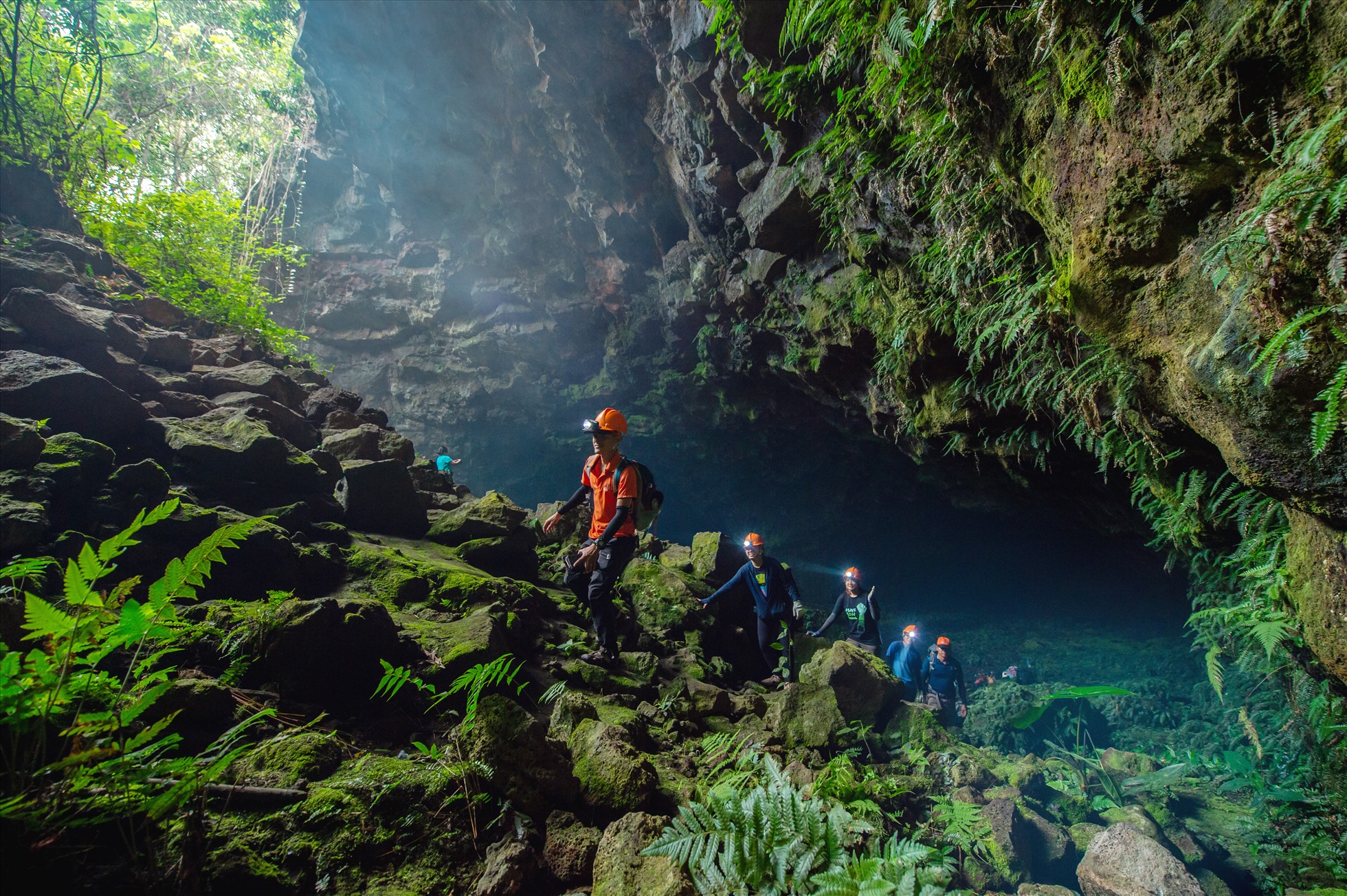Các nhà khoa học thám hiểm trong hệ thống hang động núi lửa ở Krông Nô. Ảnh: Đoàn khảo sát thám hiểm hang C7