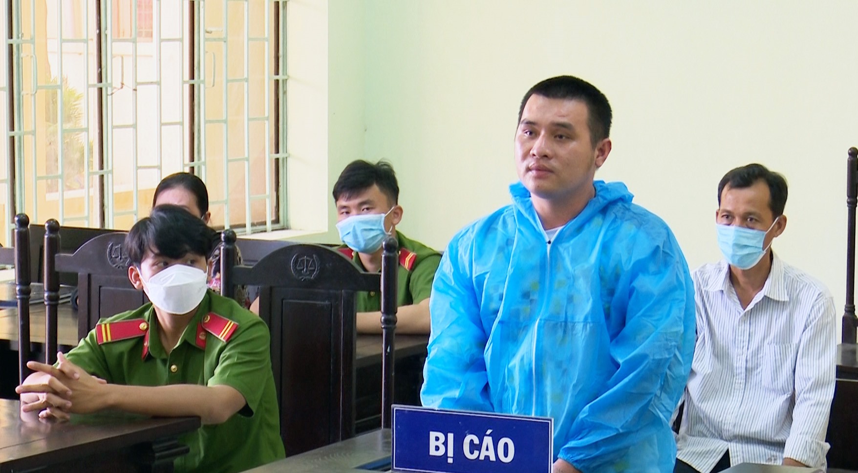 Hồ Minh Sanh bị phạt 19 tháng tù sau khi phê ma tuý rồi ném bể kính xe cấp cứu và đốt xe môtô hàng xóm. Ảnh NT